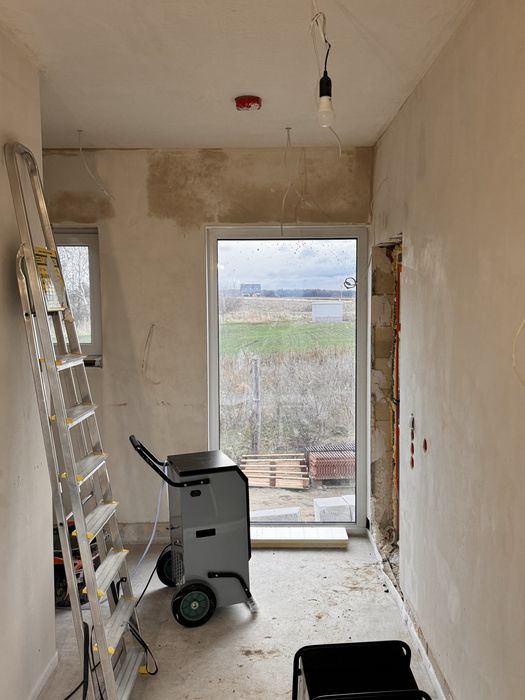 Wynajem osuszaczy o wydajności max 90L/24h do 180m2