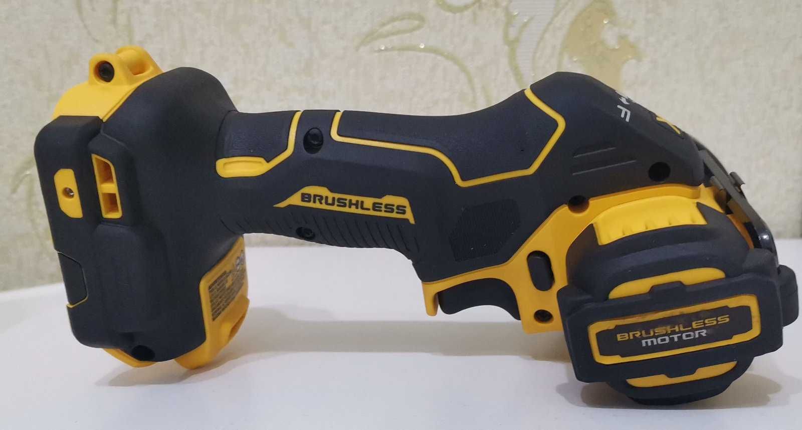 Аккумуляторная дисковая пила (мини-болгарка) DeWALT DCS438N