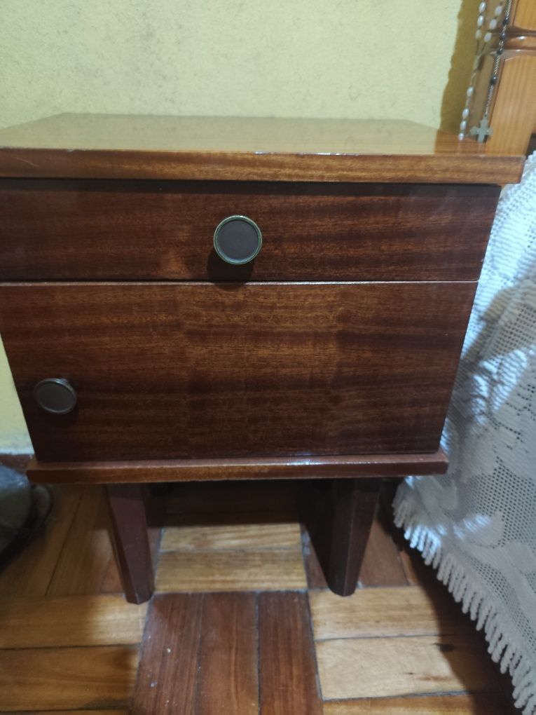 Mesa de cabeceira antiga