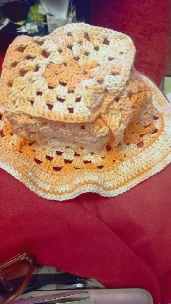 Chapéus e boinas em crochet, feito a mão