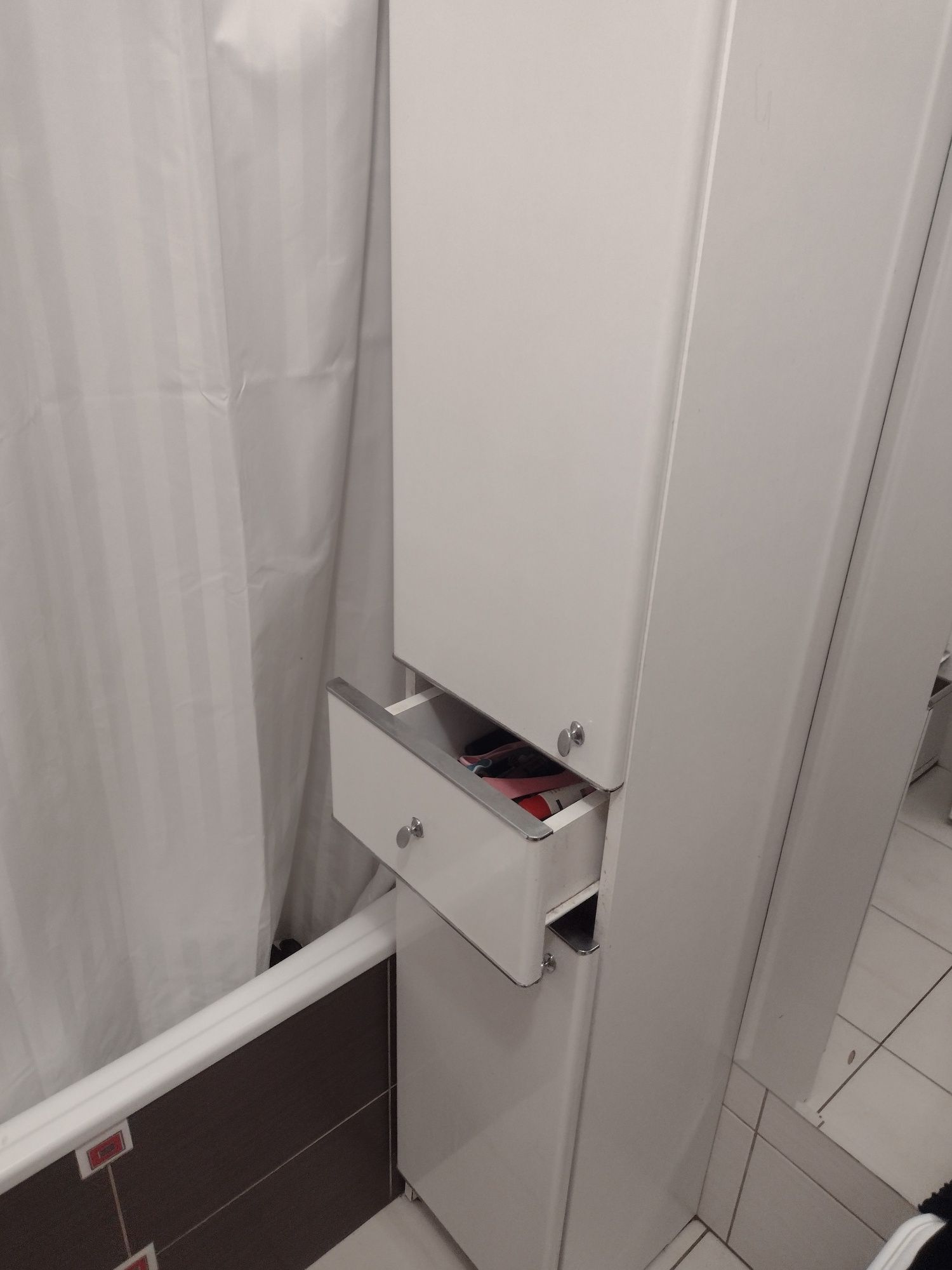 Sprzedam biała, wysoka szafke łazienkowa.