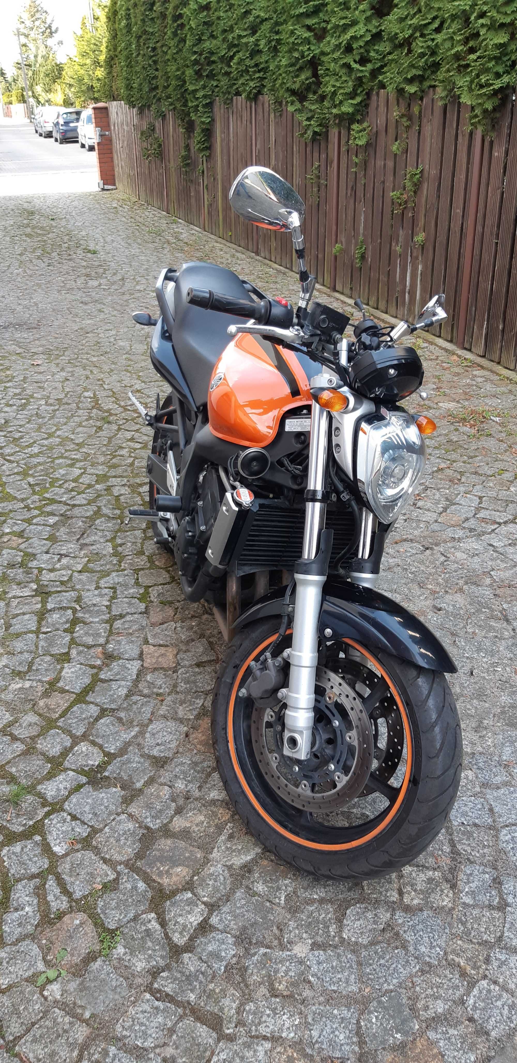 Motocykl Yamaha FZ6 naked, niski przebieg