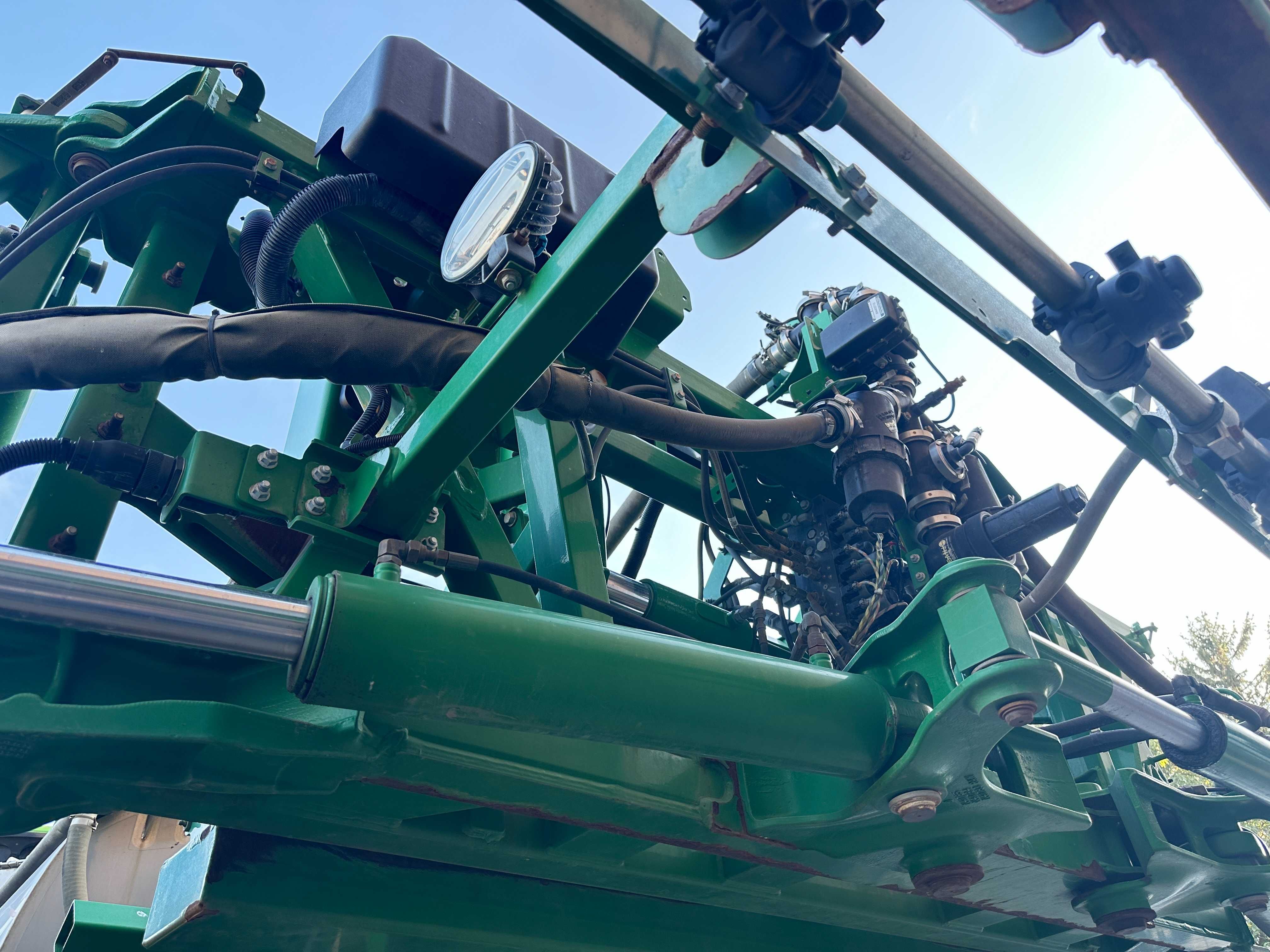 Самохідний оприскувач John Deere R4045