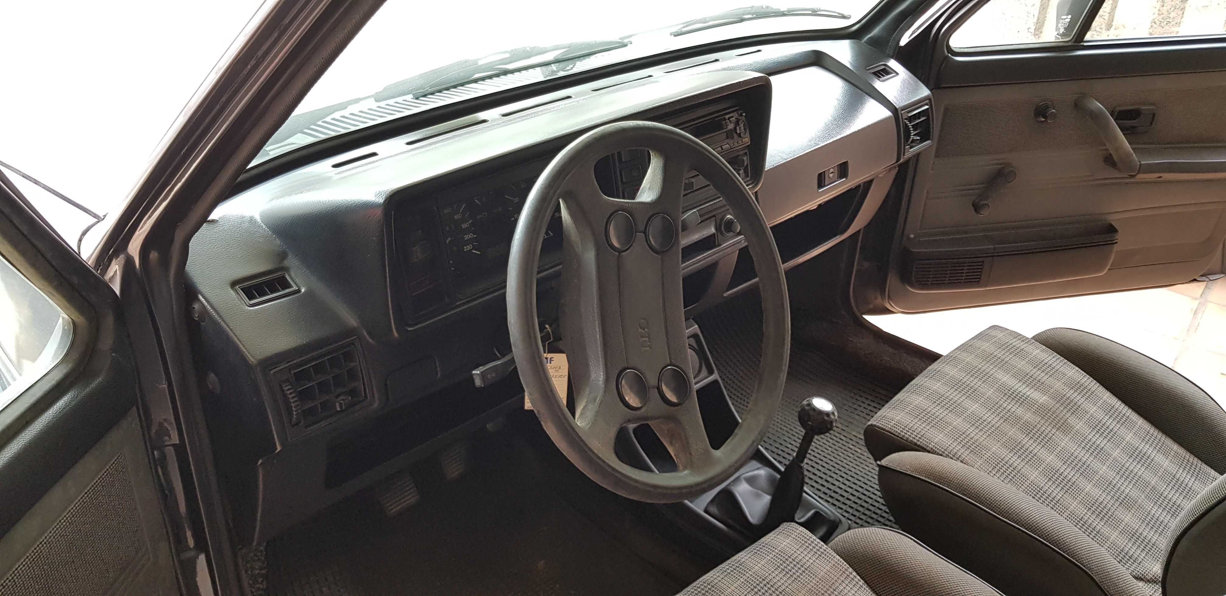 VW Golf GTI clássico com teto de abrir panorâmico