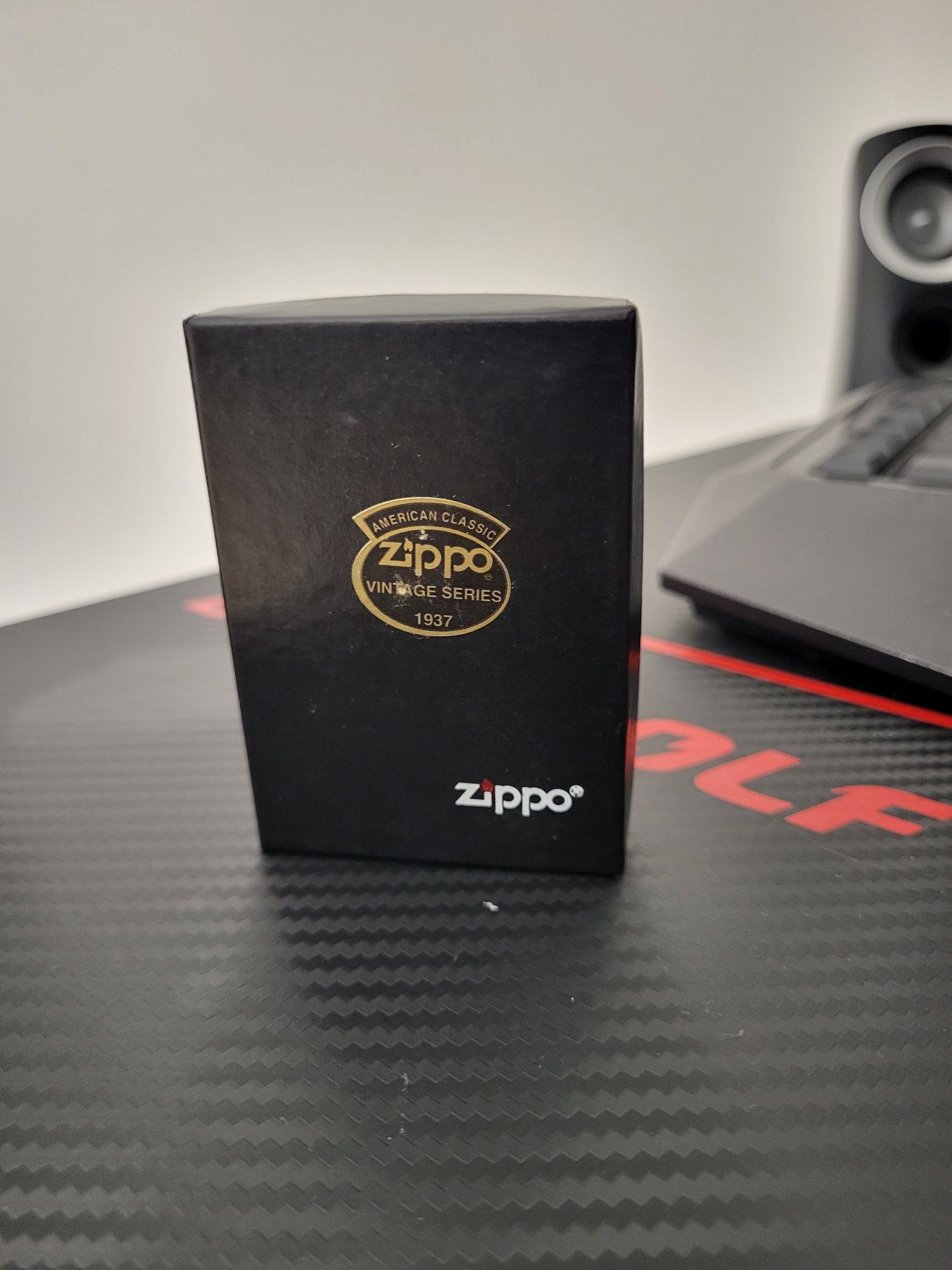 Zippo Marlboro prateado.