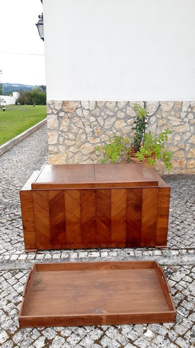 Antiga arca em madeira