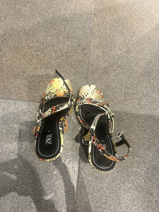 Vendo sandalias zara novas