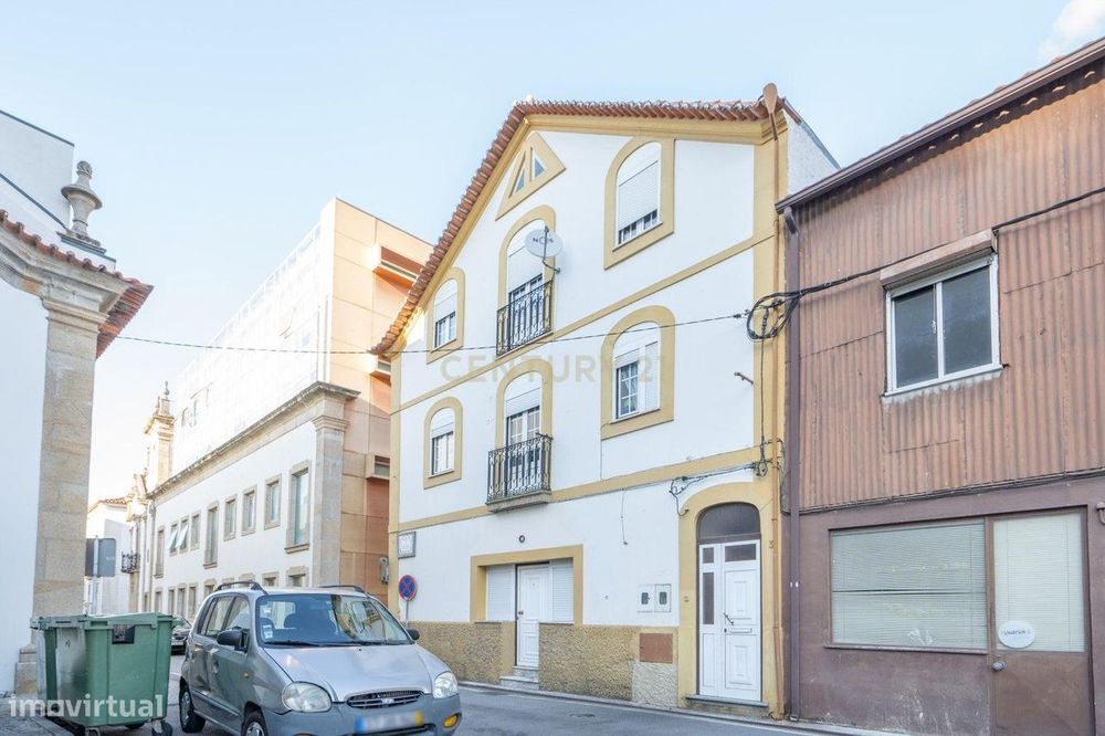 Moradia - C/ duas entradas independentes