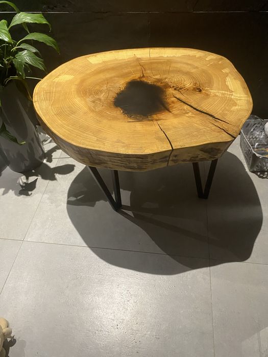 Stolik z dużego plastra jesionu z żywicą loft