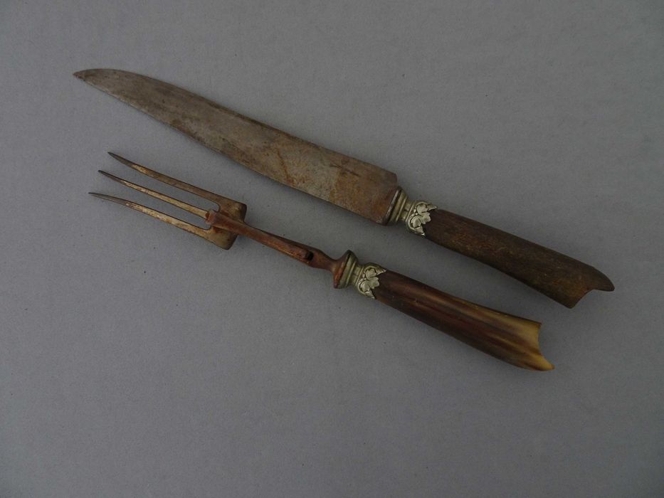 Antigos talheres com incrustações em prata e osso