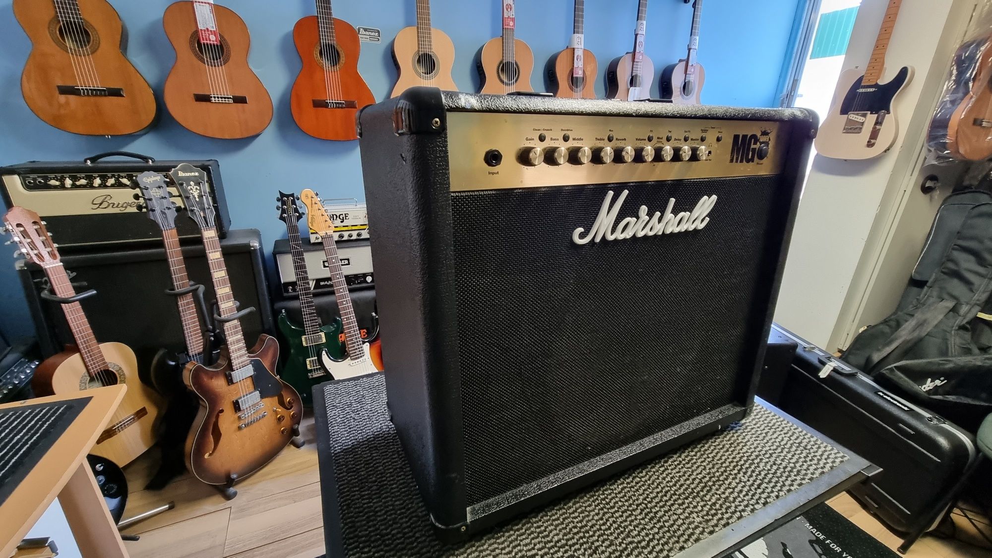 Amplificador de guitarra Marshall MG100FX Combo