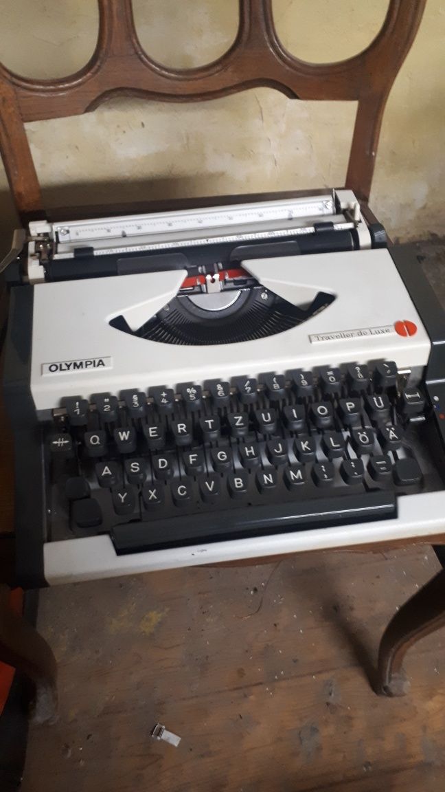 Stylowa maszyna do pisania Olympia Traweller de Lux