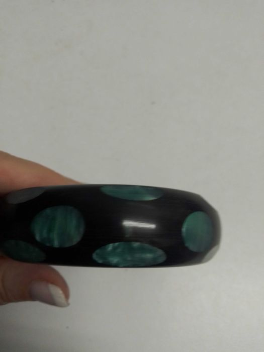 Pulseira preta com bolas