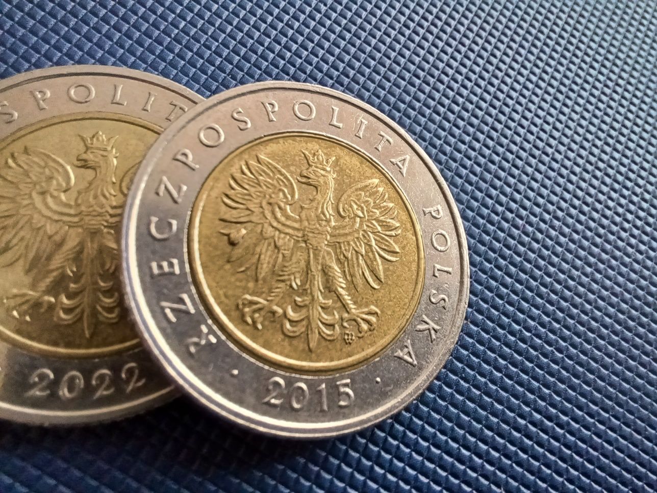 5 zł z 2015 r z błędem na piórach orła