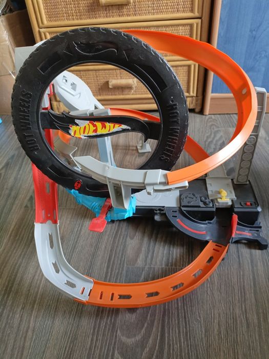 Hot wheels трек на батарейках