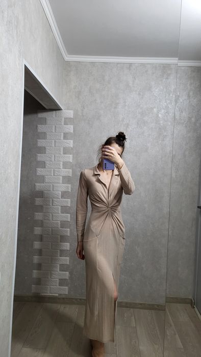 Сукня красива, довга.