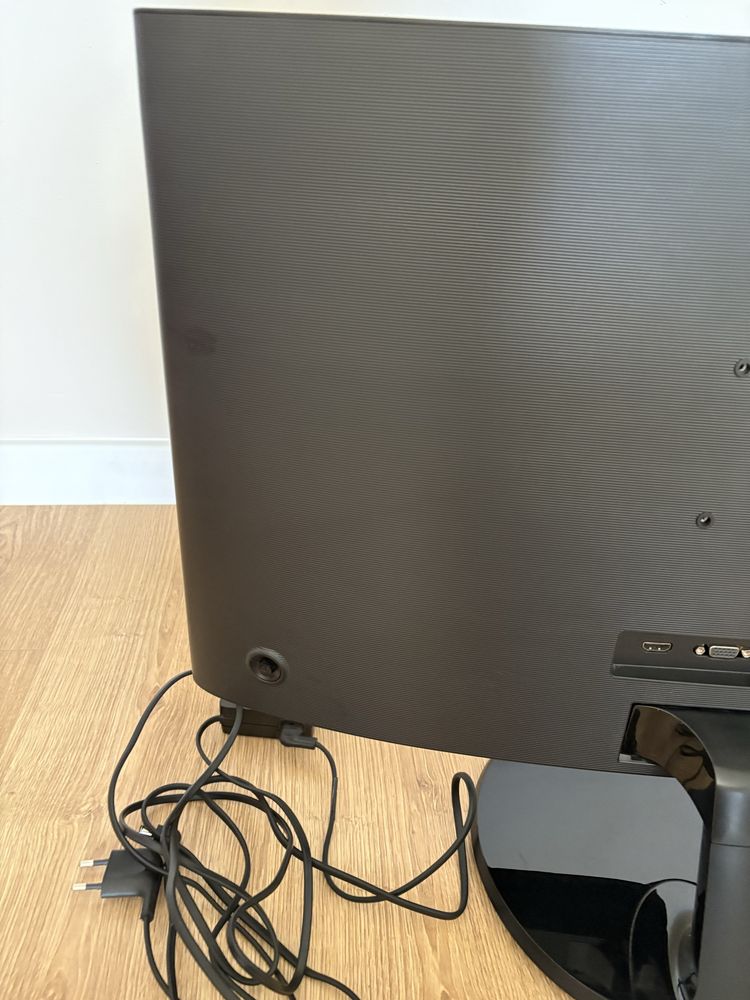 monitor Samsung C27F390FHU o przekątnej 27 cali z zakrzywionym ekranem