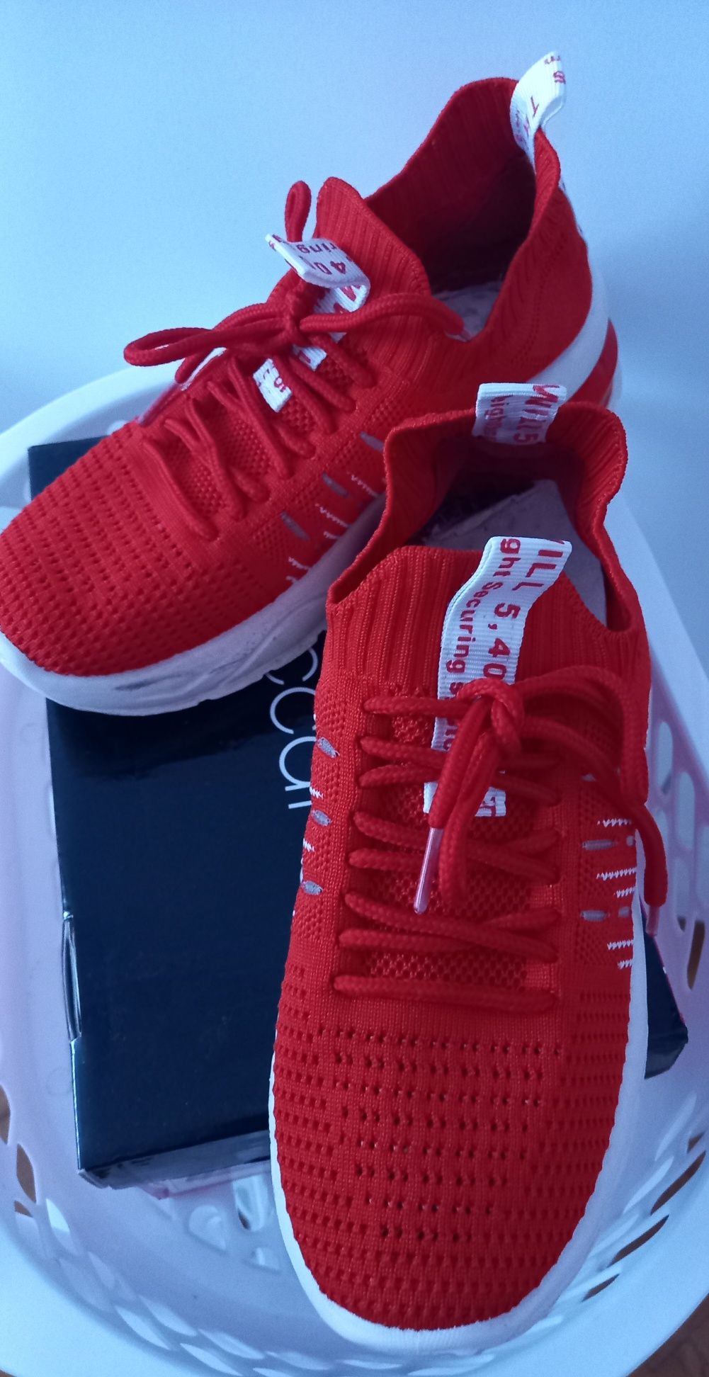 Кросівки червоні продам