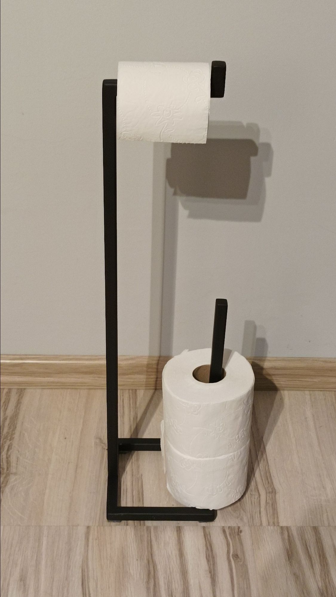 Stojak na papier toaletowy