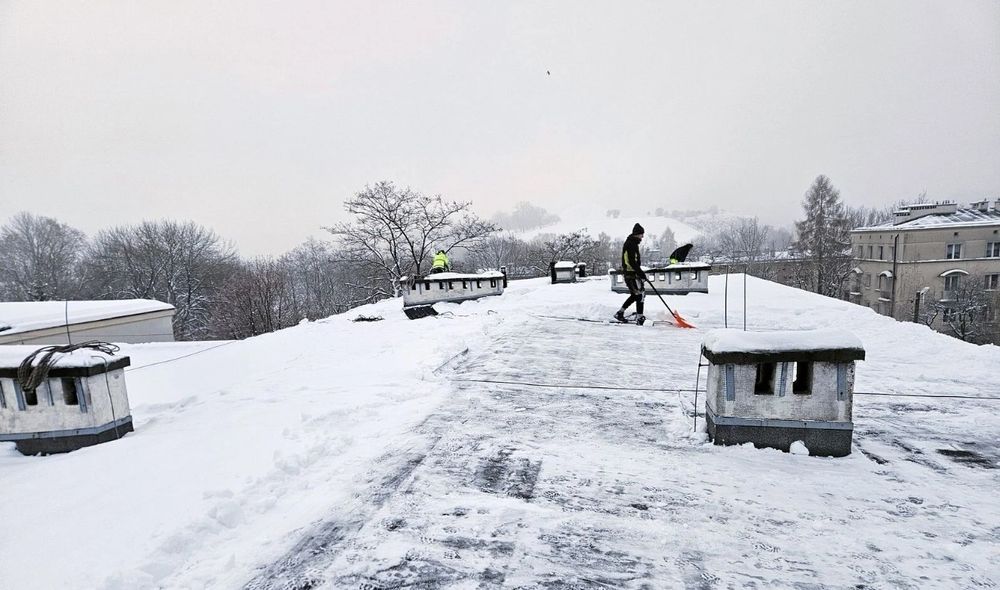 Odśnieżanie dachów parkingów
