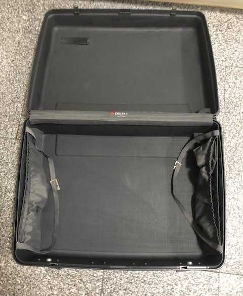 Mala viagem preta, da conceituada marca francesa Delsey, modelo Club