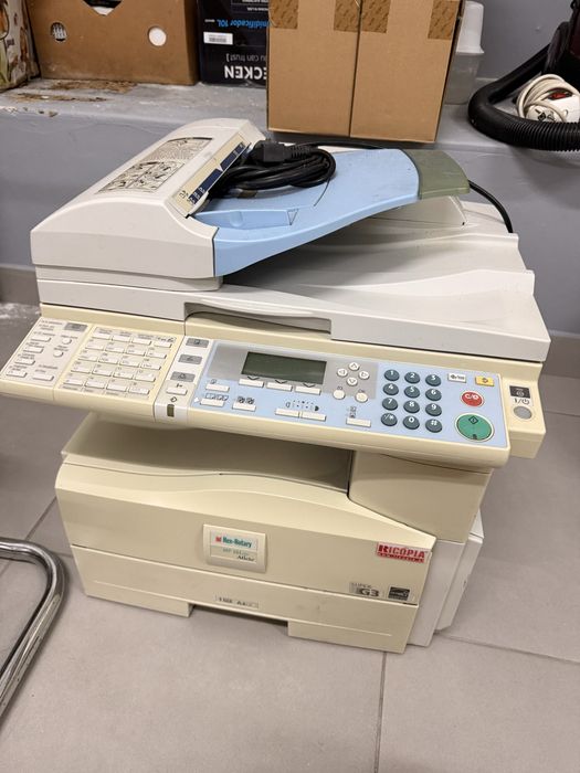 2 impressoras multifuncoes com gaveta dupla de papel.