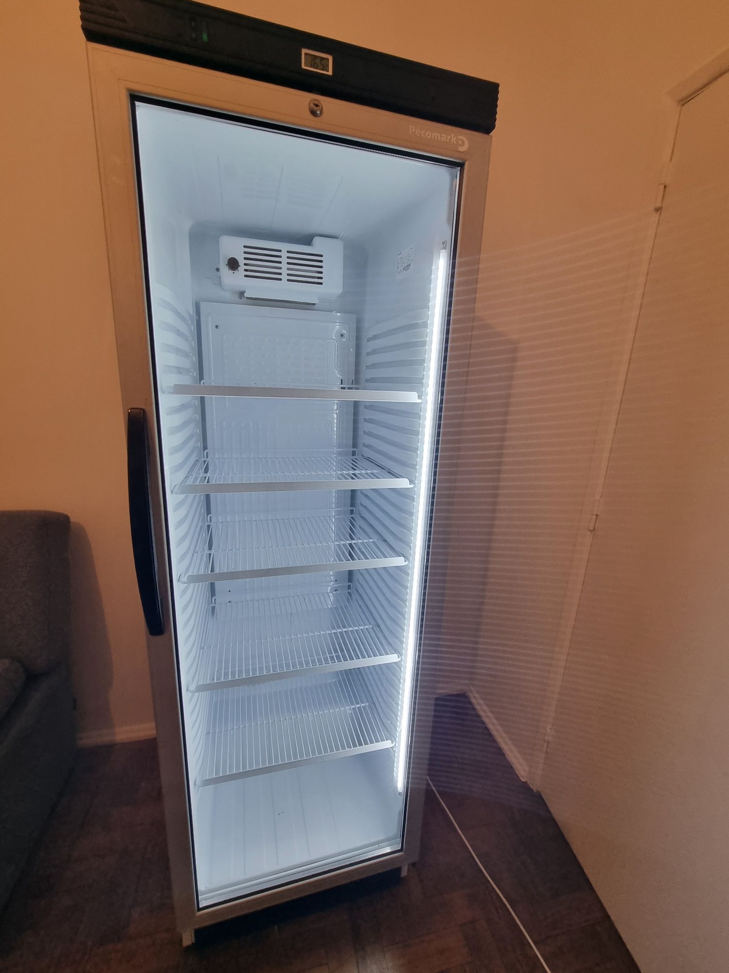Frigorífico com porta de vidro