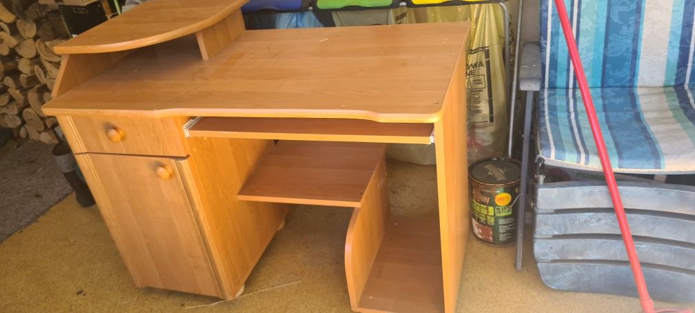 Ciężkie, solidne,pojemne biurko kolor bukowy.