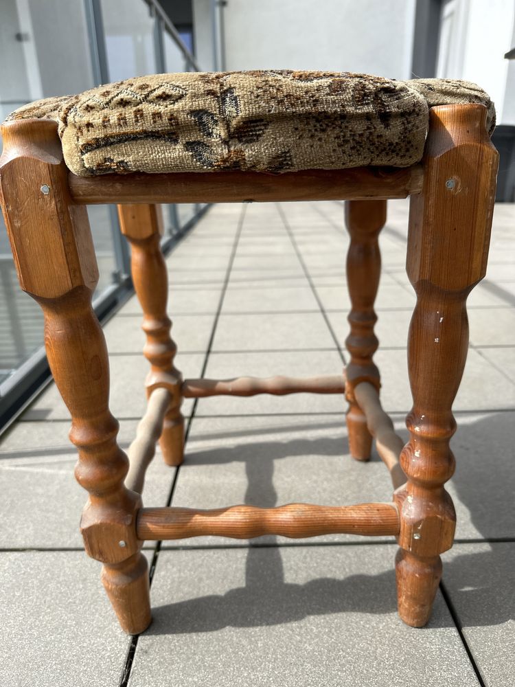 Drewniany tapicerowany stołek krzesełko taboret