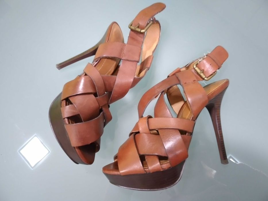 Sandálias Zara em pele castanho / camel