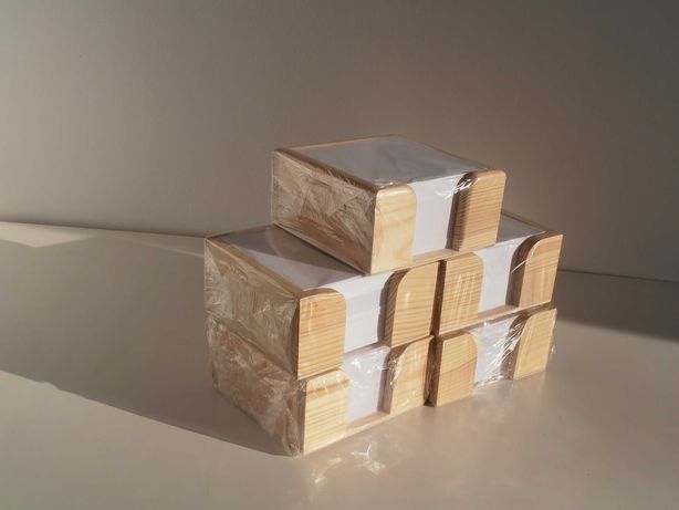 Skrzynka drewniana z karteczkami