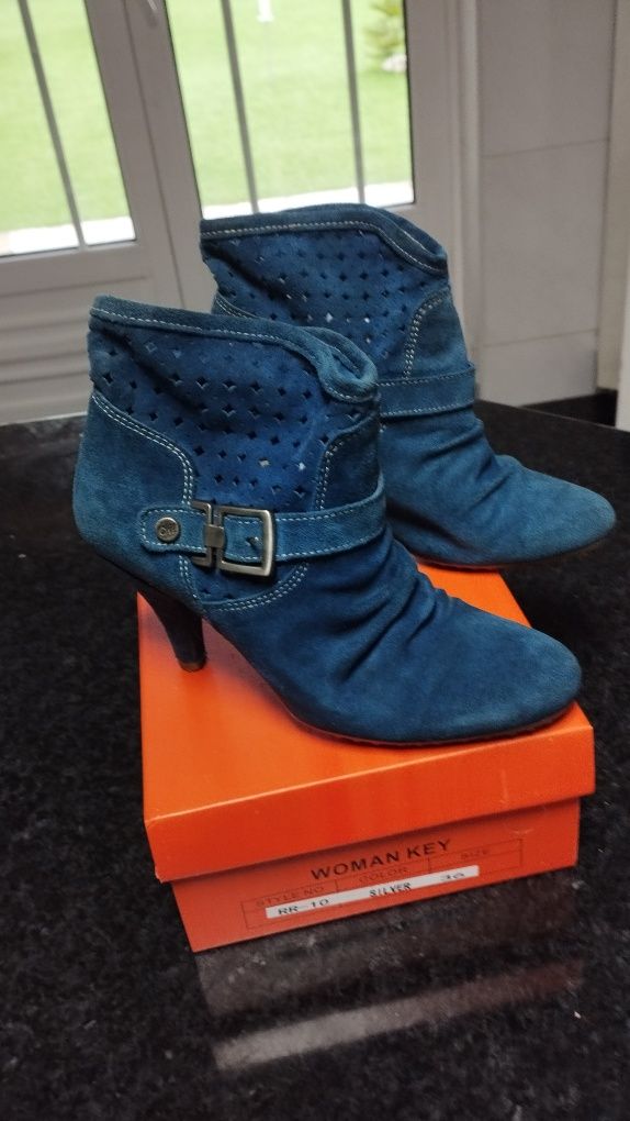 Botins em pele  tam. 35