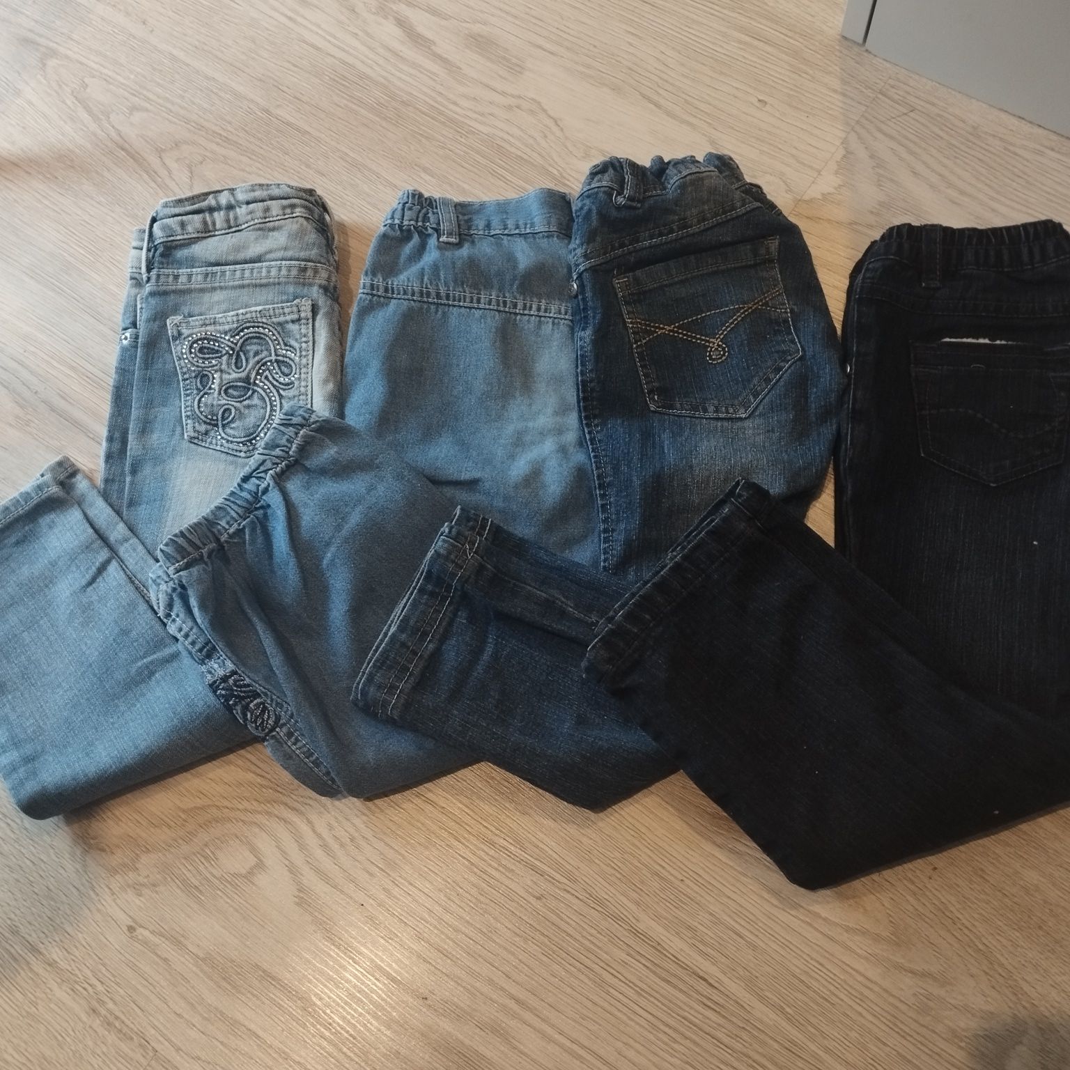 Zestaw dla dziewczynki 12 sz. 98-104
W zestawie spodnie jeansy sztruks