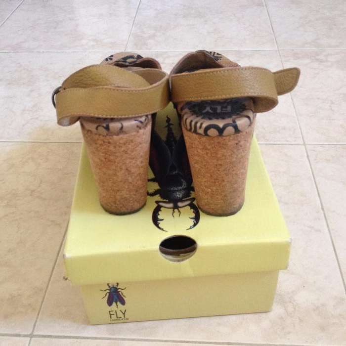 Sandálias Fly London, em pele, nº 39, usadas apenas 1 vez