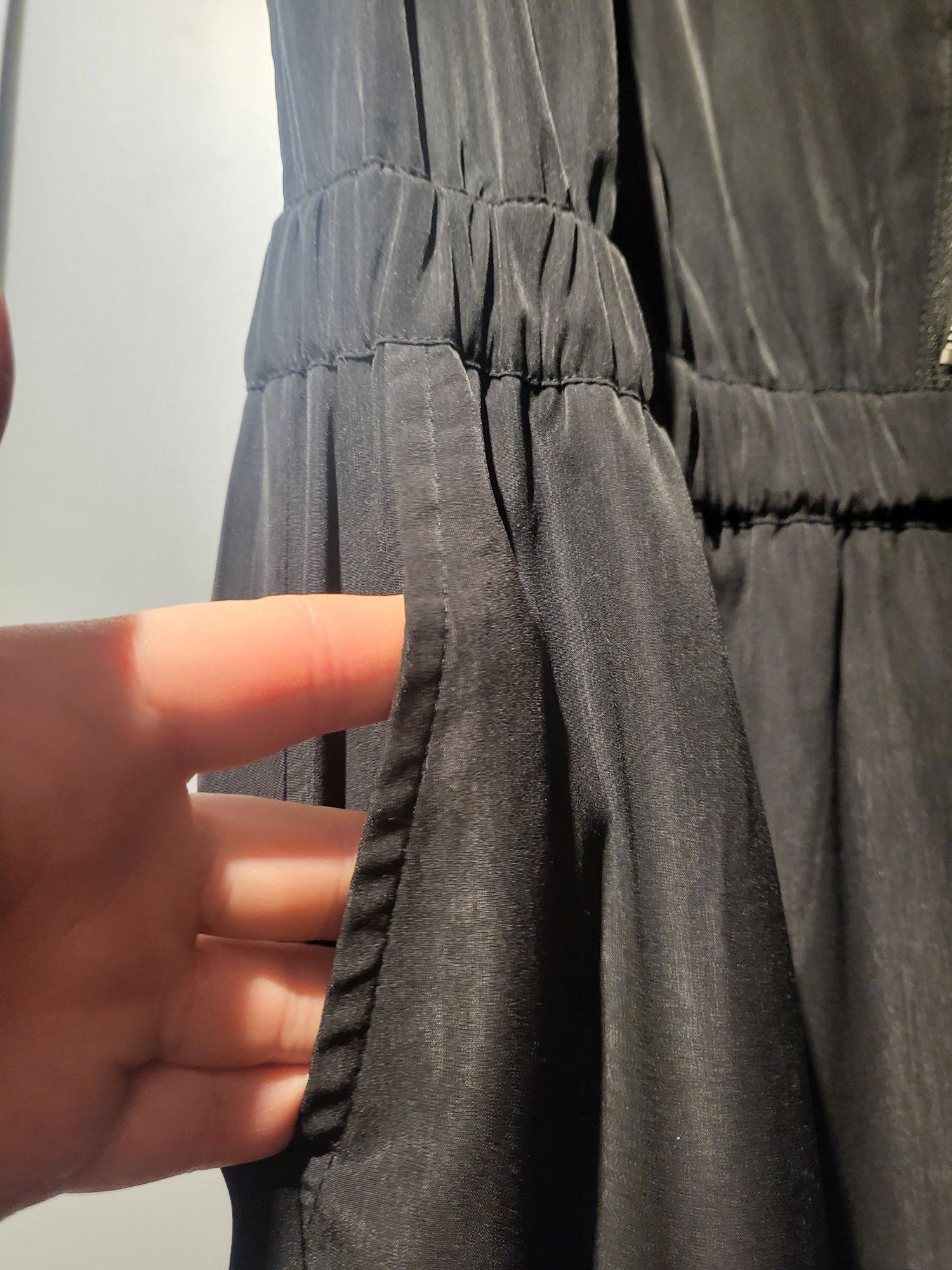 Spodnium z czarnej tkaniny połyskliwej z zasuwakiem 42