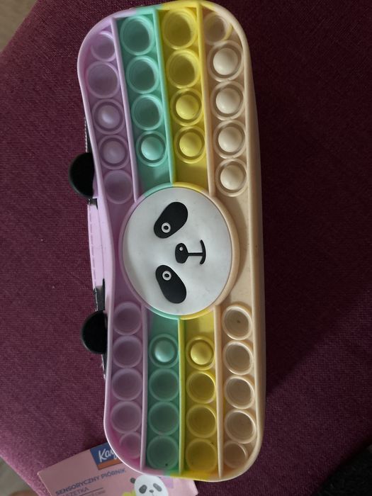 Piornik szkolny z popitami.