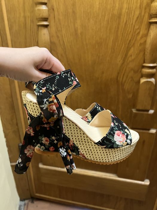 Босоніжки на завязку в квіти