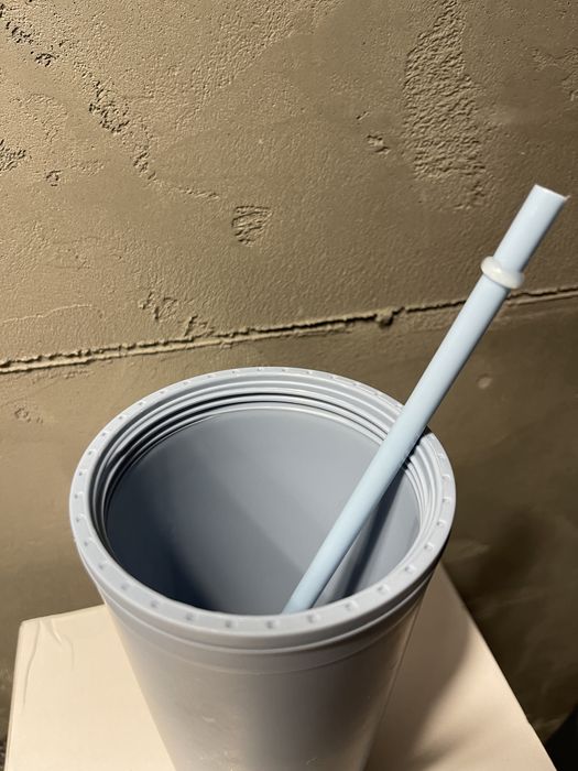 Action plastikowy kubek ze słomką rurką