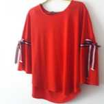 Blusa vermelha com laços nas mangas