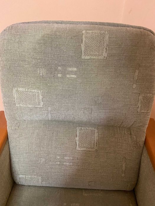 Dwa fotele z solidnej  zielonej tkaniny z drewnianymi podłokietnikami