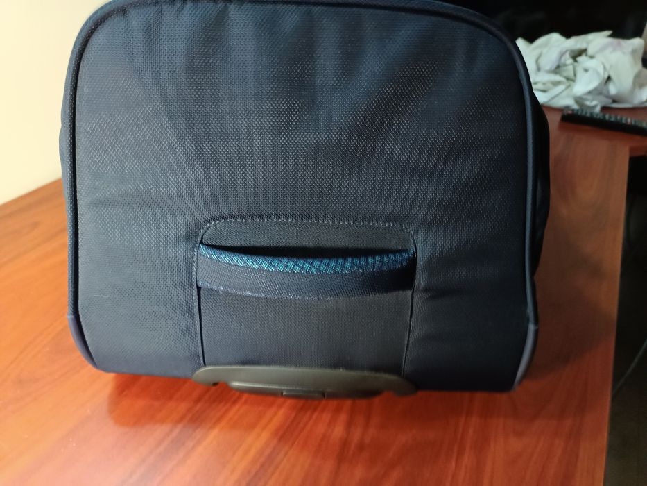 Mala de viagem American Tourister em tecido.