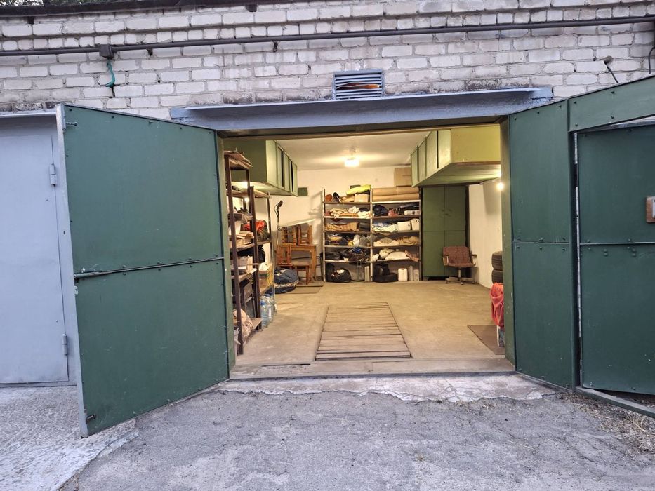 Продам великий капітальний гараж з оглядовою ямою в центрі