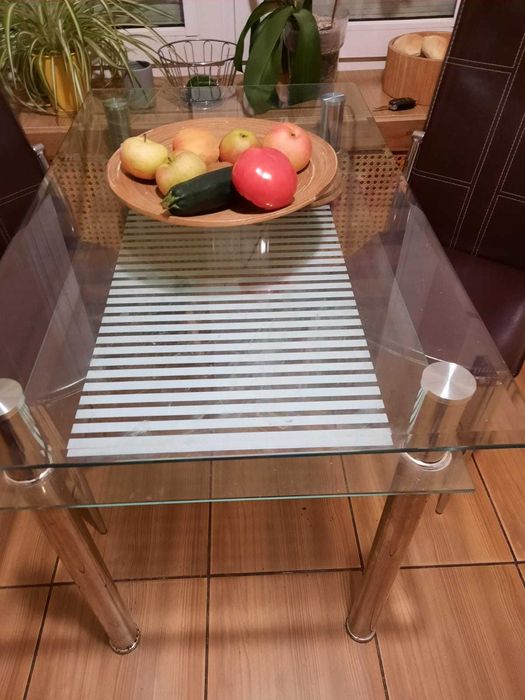 Stół szklany i dwa krzesła