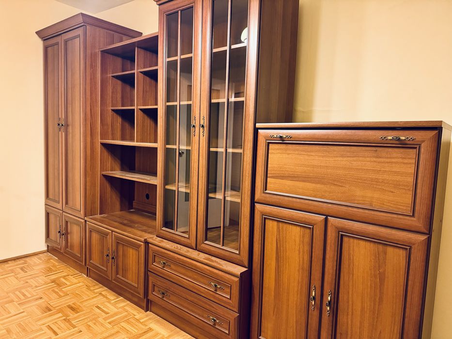 Meble - regał do salonu - meblościanka: witryna i szafa