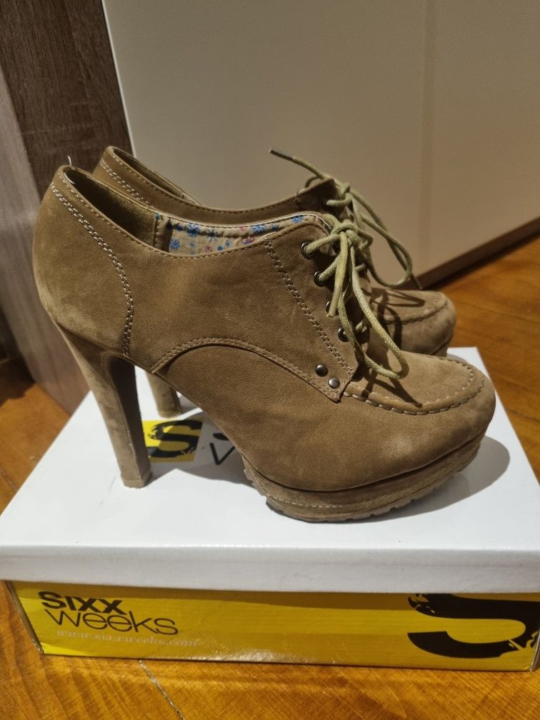 Sapatos de salto alto castanhos/camel