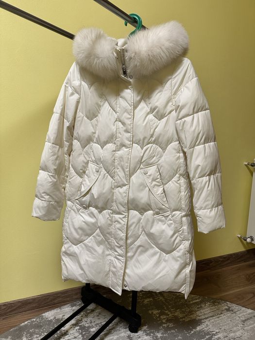 Продам жіночий сніжно-білий пуховичок з хутром песця!