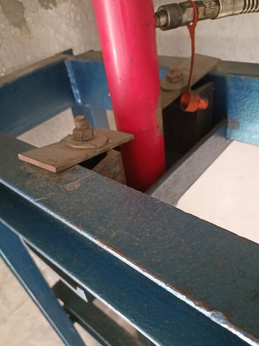 Prasa hydrauliczna mocna kontrukcja możliwość regulacji siłownika