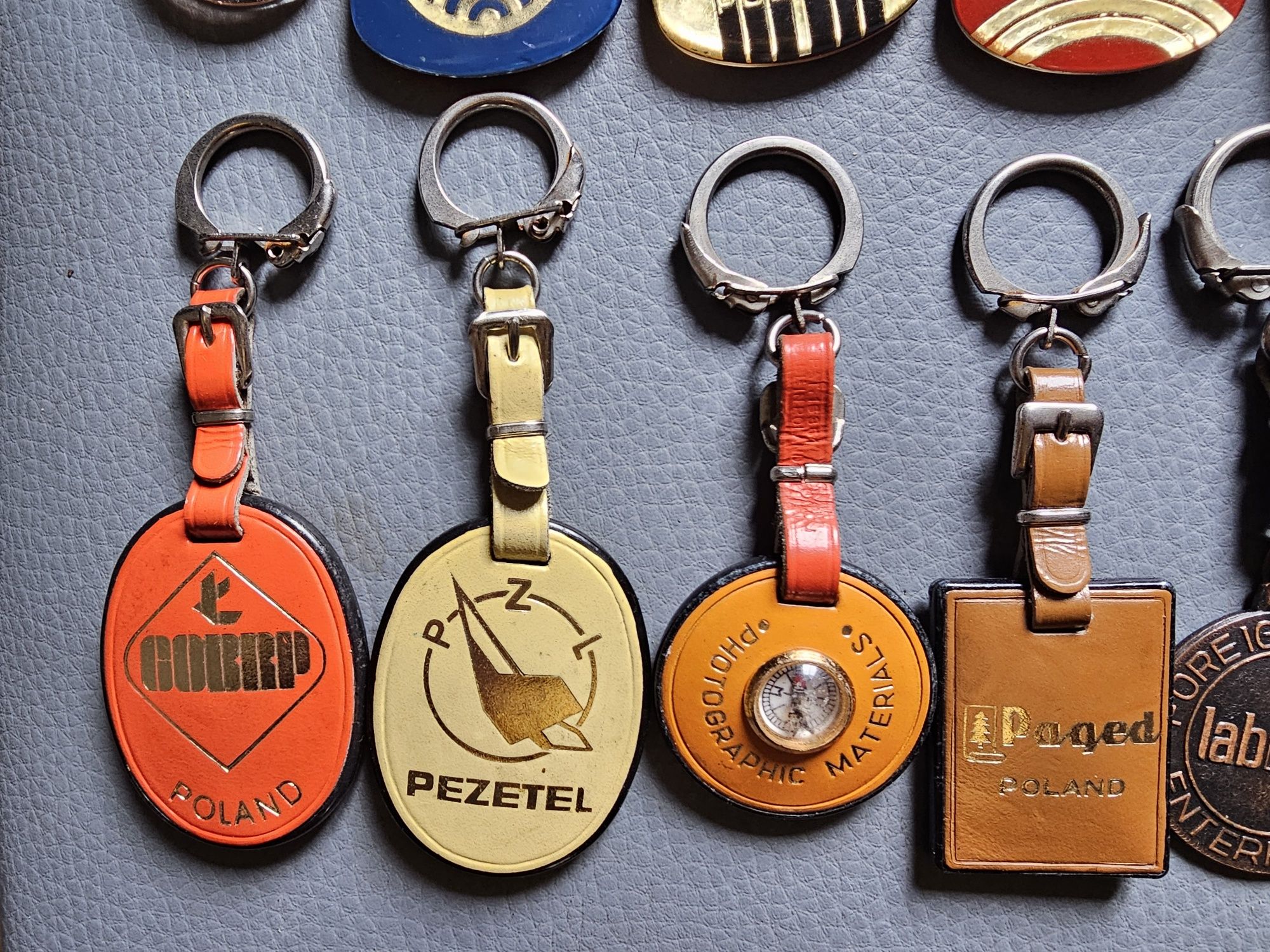 Kolekcja 28 breloczków z PRL-u