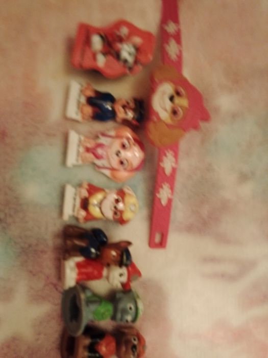 8 figurek i opaska na rękę z psiego Patrolu