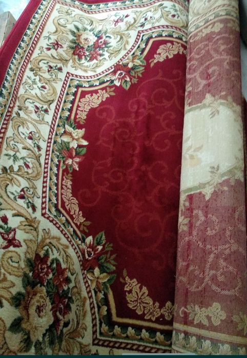 Килим красивий,з орнаментом.